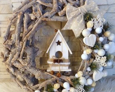 Äußern Sie Ihre Kreativität, indem Sie einen schönen Weihnachtskranz an die Tür hängen!